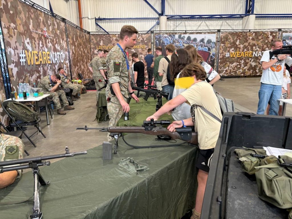 Renginys Vilniuje šokiravo: vaikų pramogų parodoje – kariai su tikrais ginklais
